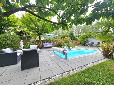 Maison - 208 m² - 8 pièces