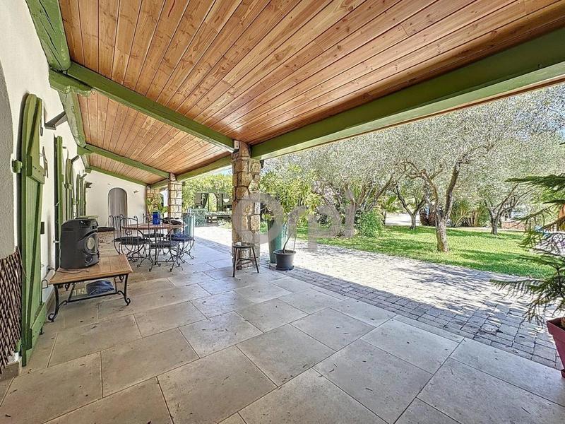 Propriété - 262 m² - 5 pièces