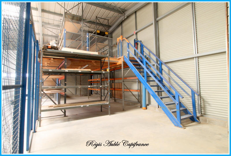 Entrepôt - 866 m² - 12 pièces