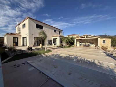 Maison - 212 m² - 8 pièces