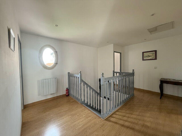 Maison - 218 m² - 8 pièces