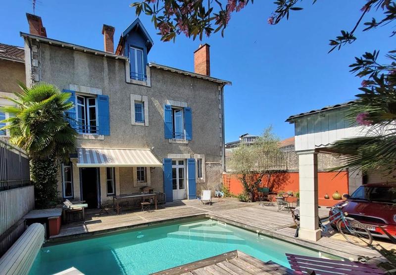 Maison - 236 m² - 8 pièces