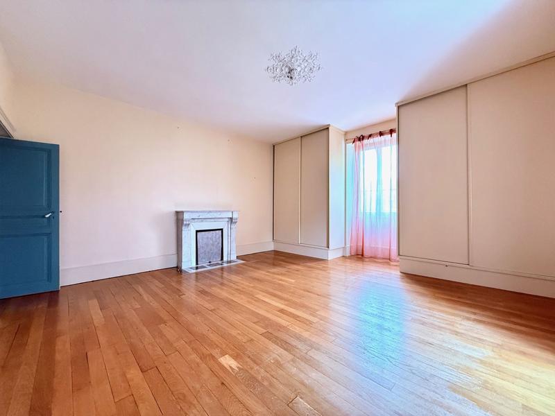 Maison - 240 m² - 9 pièces