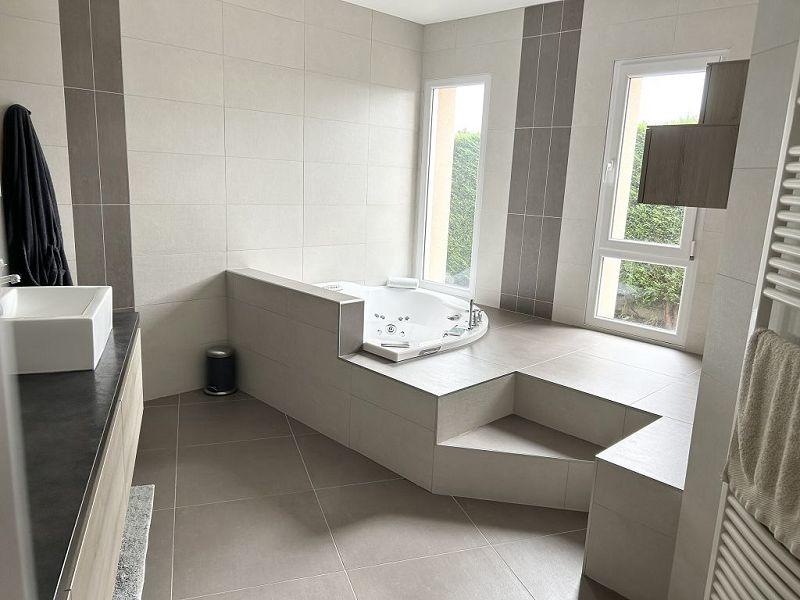 Maison traditionnelle - 194 m² - 7 pièces