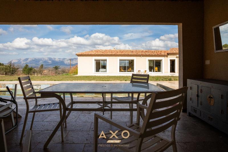 Maison - 220 m² - 8 pièces