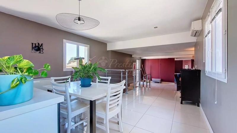 Maison - 209 m² - 7 pièces