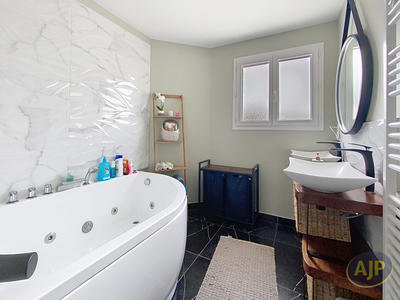 Maison - 90 m² - 5 pièces