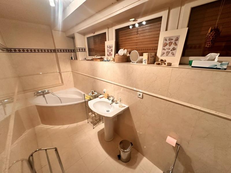 Maison - 300 m² - 8 pièces