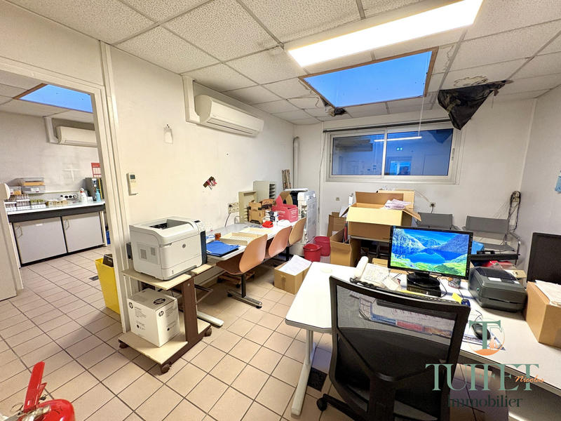 Local commercial - 150 m² - 8 pièces