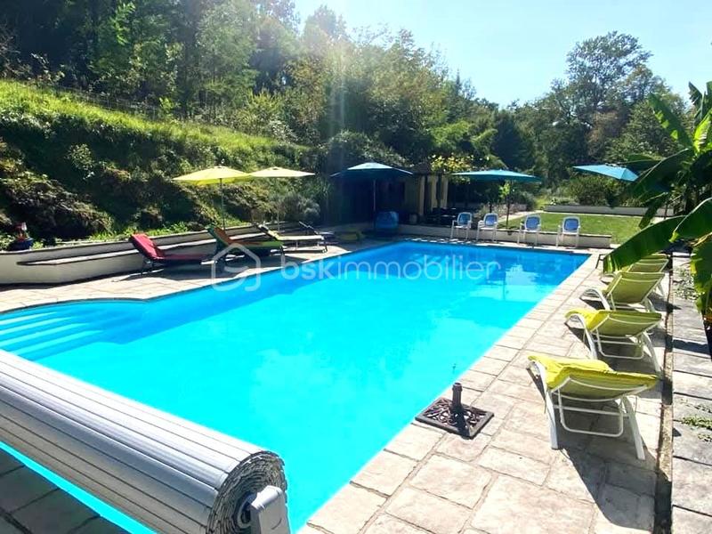 Demeure - 303 m² - 15 pièces