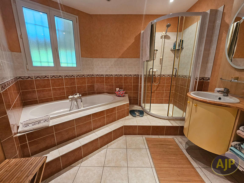 Maison - 240 m² - 6 pièces