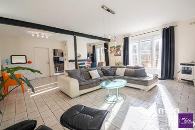 Maison traditionnelle - 210 m² - 7 pièces