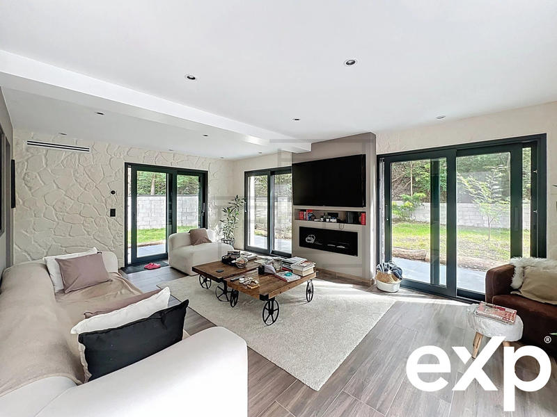 Maison - 260 m² - 10 pièces