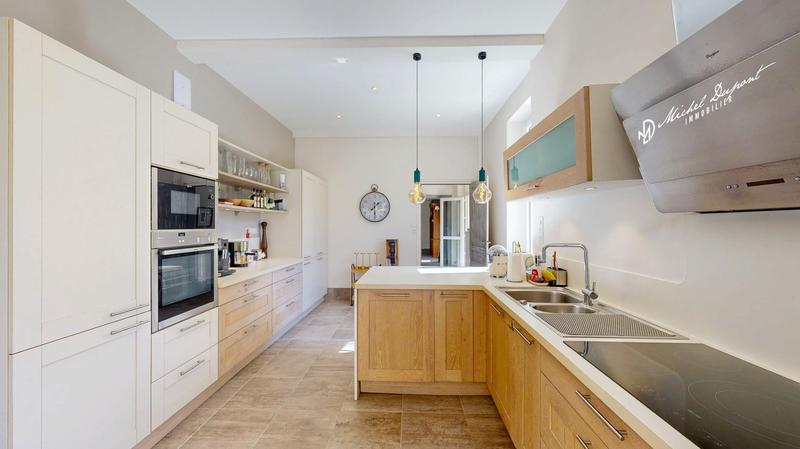 Maison - 230 m² - 9 pièces