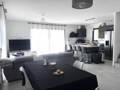 Maison - 90 m² - 5 pièces