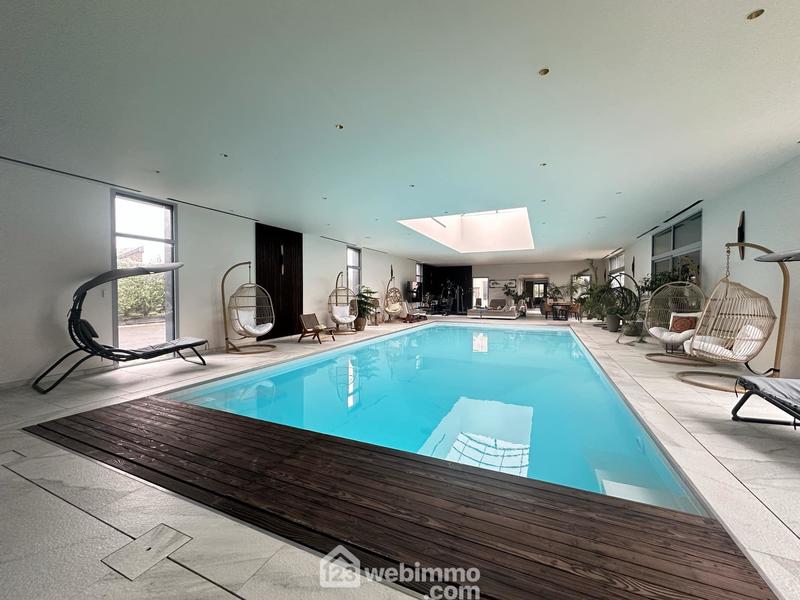 Maison - 730 m² - 10 pièces