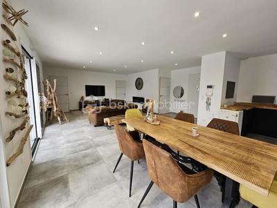 Maison - 210 m² - 10 pièces