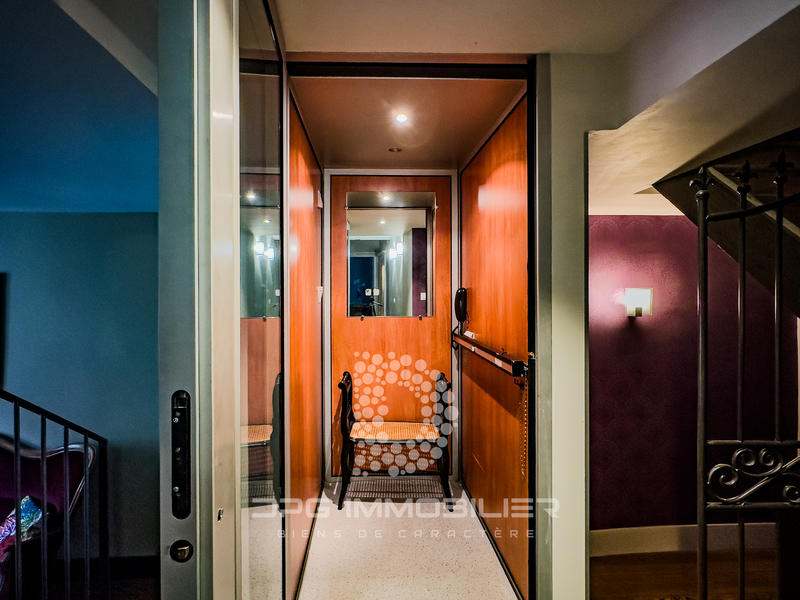 Maison - 242 m² - 12 pièces