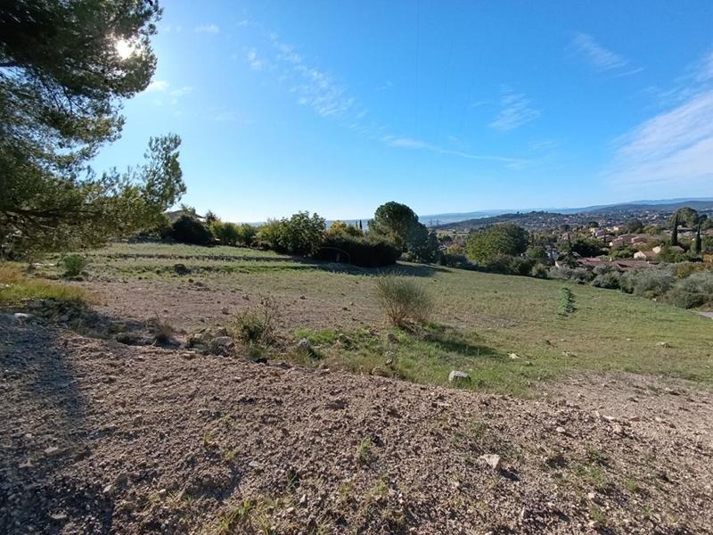 Terrain constructible - 1 600 m²
