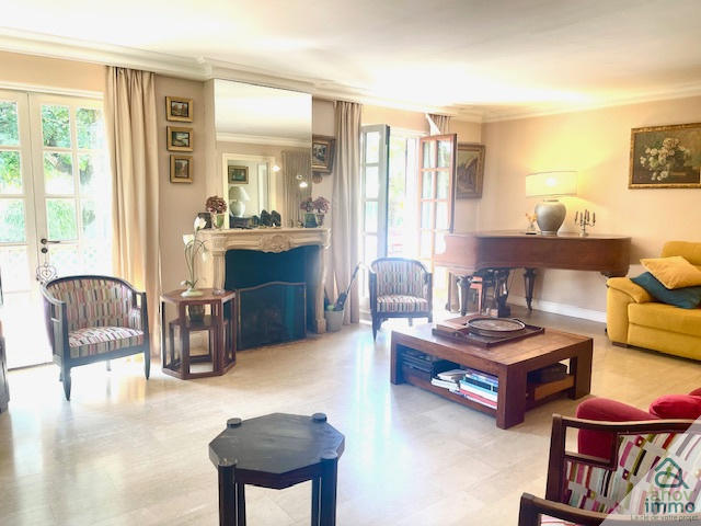 Propriété - 301 m² - 9 pièces