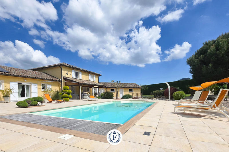 Villa - 250 m² - 8 pièces