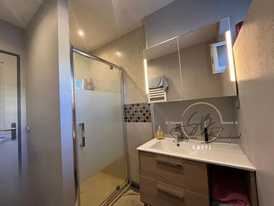 Maison - 222 m² - 9 pièces