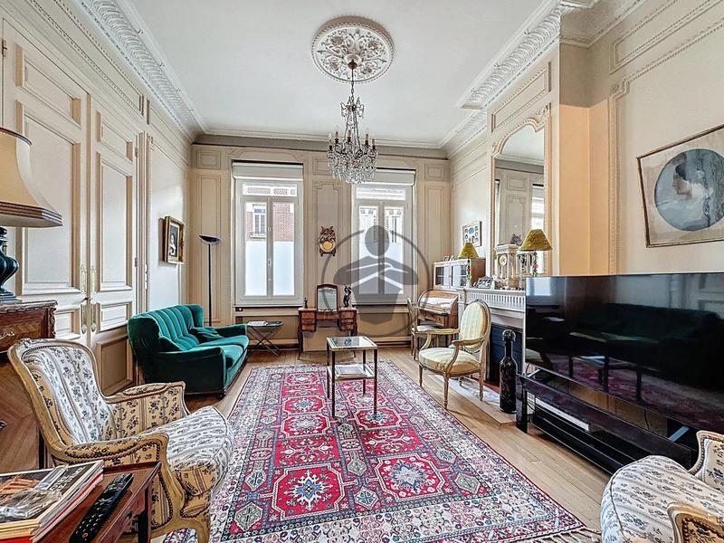 Maison - 250 m² - 9 pièces