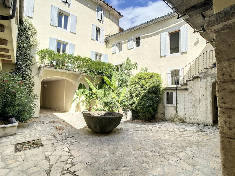 Maison - 799 m² - 25 pièces