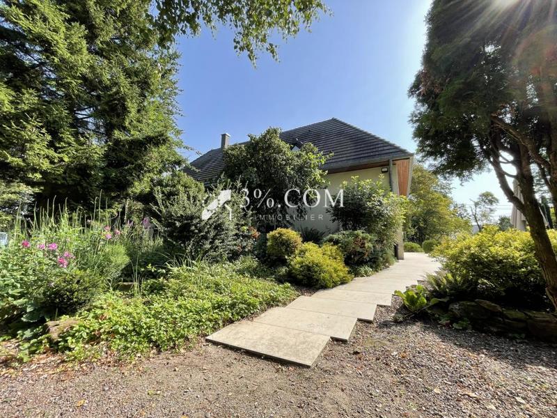 Propriété - 233 m² - 9 pièces