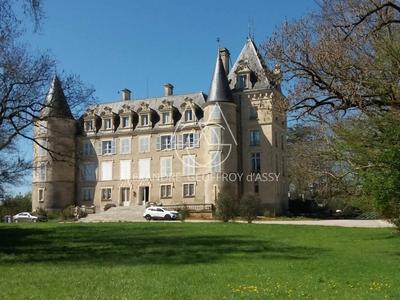 Château - 4 200 m² - 72 pièces