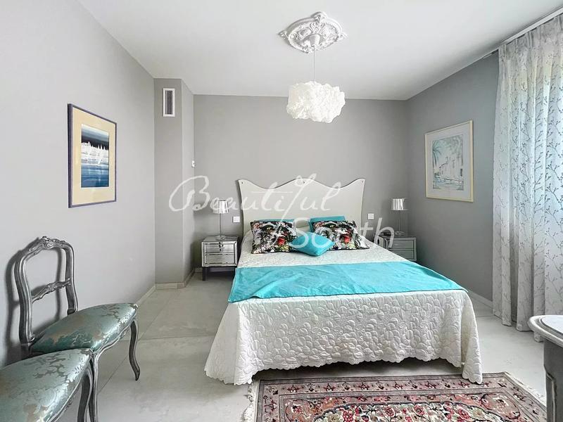 Villa - 300 m² - 7 pièces