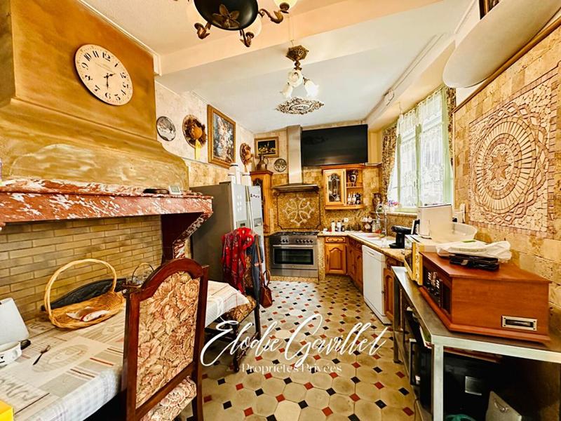 Maison - 313 m² - 12 pièces