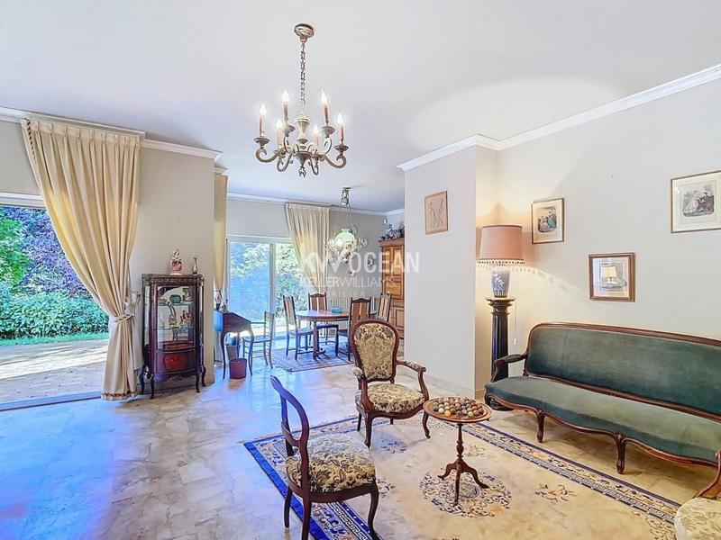 Villa - 273 m² - 9 pièces