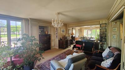 Maison - 360 m² - 15 pièces