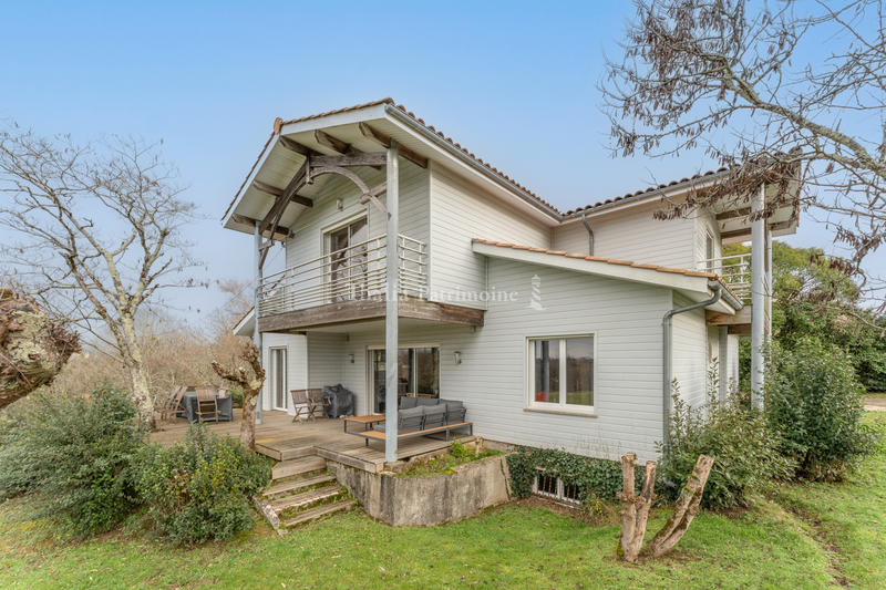 Maison - 220 m² - 8 pièces