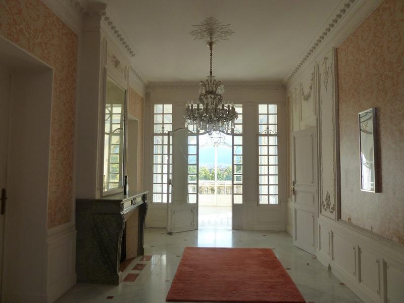 Maison - 760 m² - 13 pièces