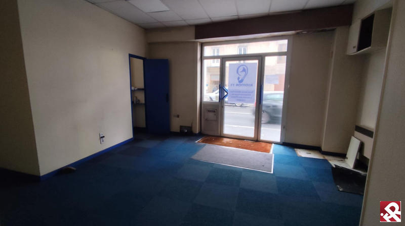 Local commercial - 90 m² - 4 pièces