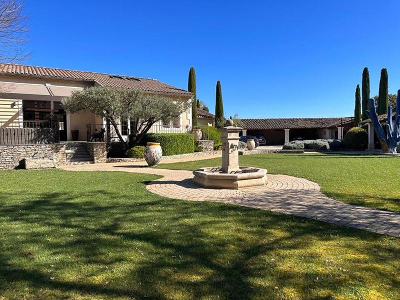 Maison - 300 m² - 6 pièces