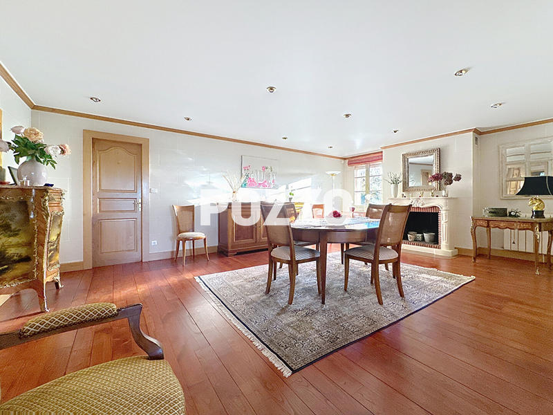 Maison - 270 m² - 10 pièces