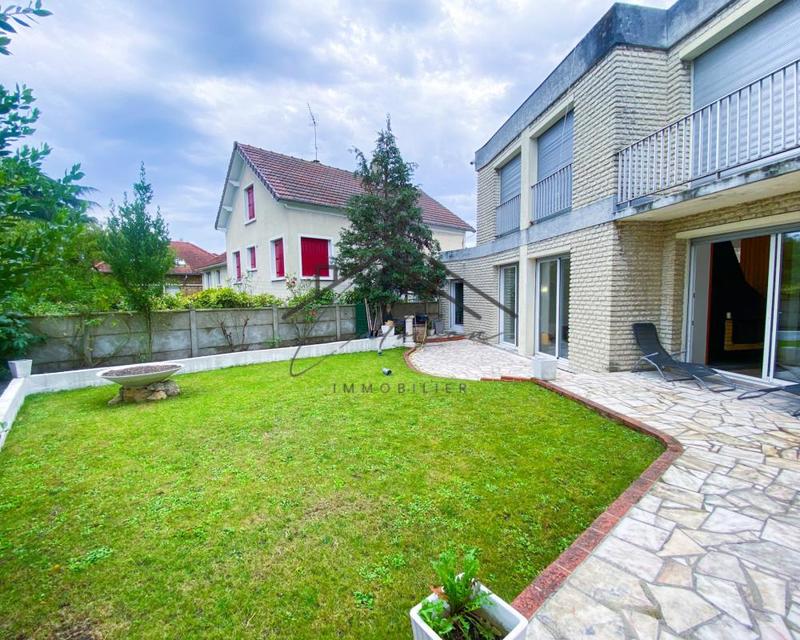 Maison - 250 m² - 7 pièces