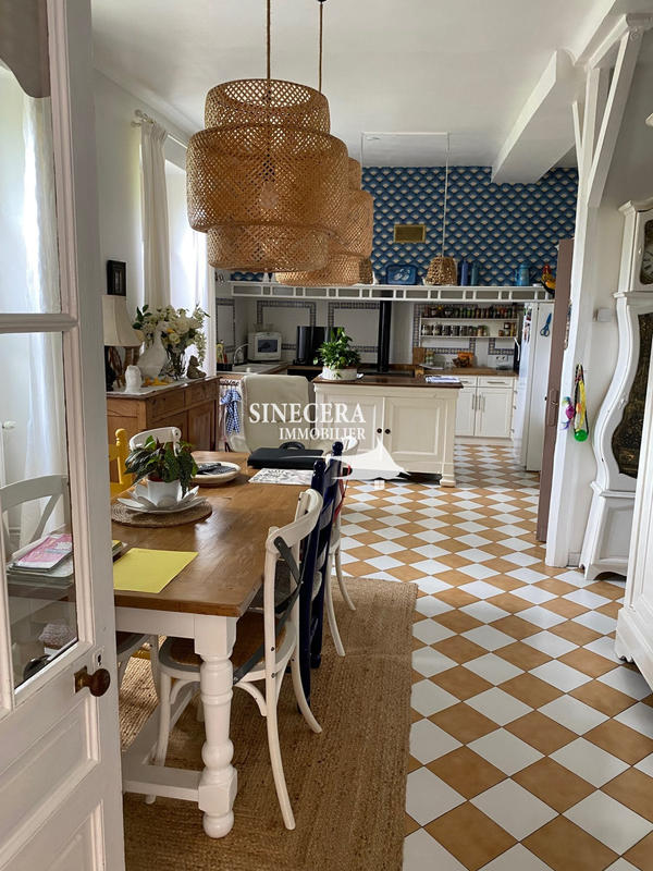 Maison - 220 m² - 8 pièces