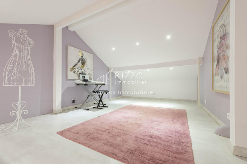 Maison - 242 m² - 8 pièces