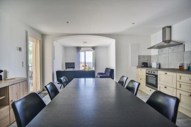 Maison - 240 m² - 8 pièces