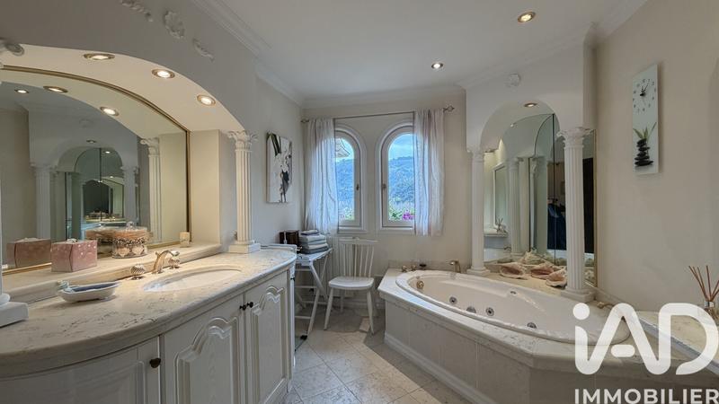 Maison - 231 m² - 7 pièces