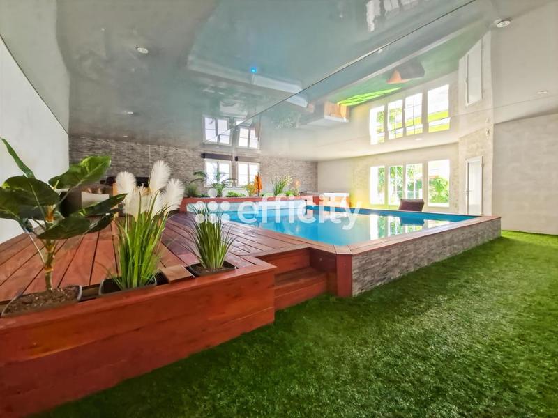 Demeure - 649 m² - 10 pièces