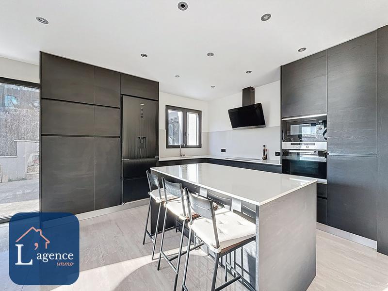 Maison - 202 m² - 8 pièces