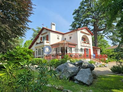 Maison - 207 m² - 6 pièces