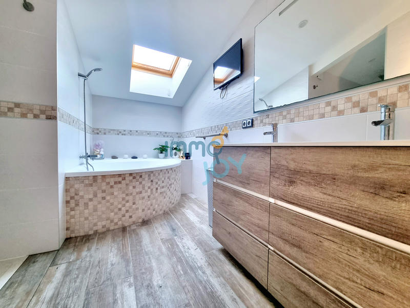 Maison - 257 m² - 10 pièces