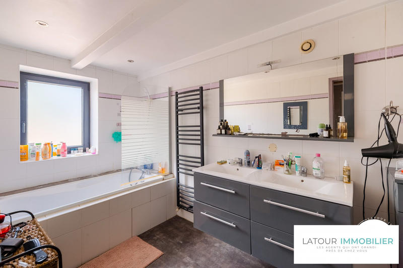 Maison - 220 m² - 10 pièces