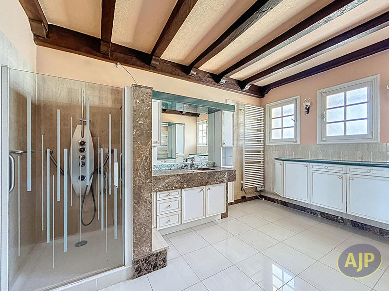 Maison - 191 m² - 5 pièces